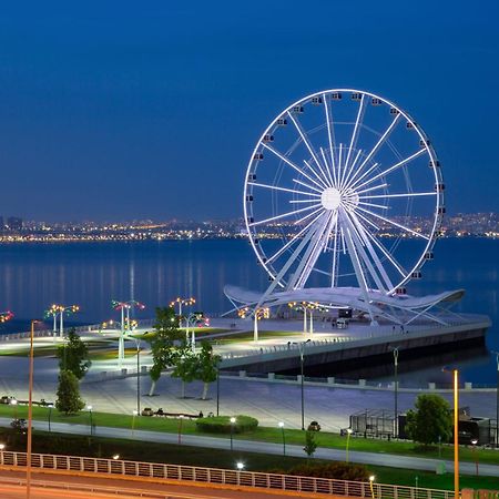 Sheraton Baku Intourist المظهر الخارجي الصورة The Ferris wheel at the park