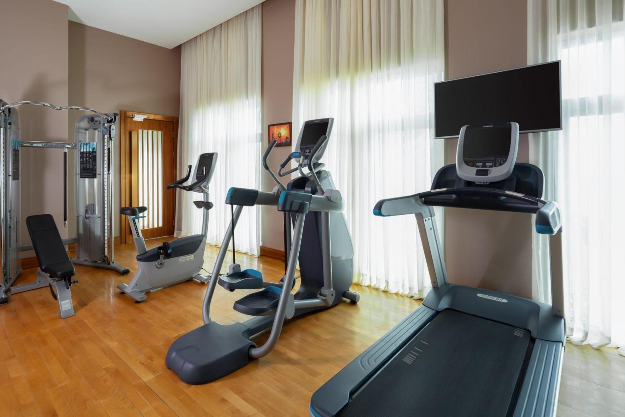 Sheraton Baku Intourist المظهر الخارجي الصورة A typical home gym