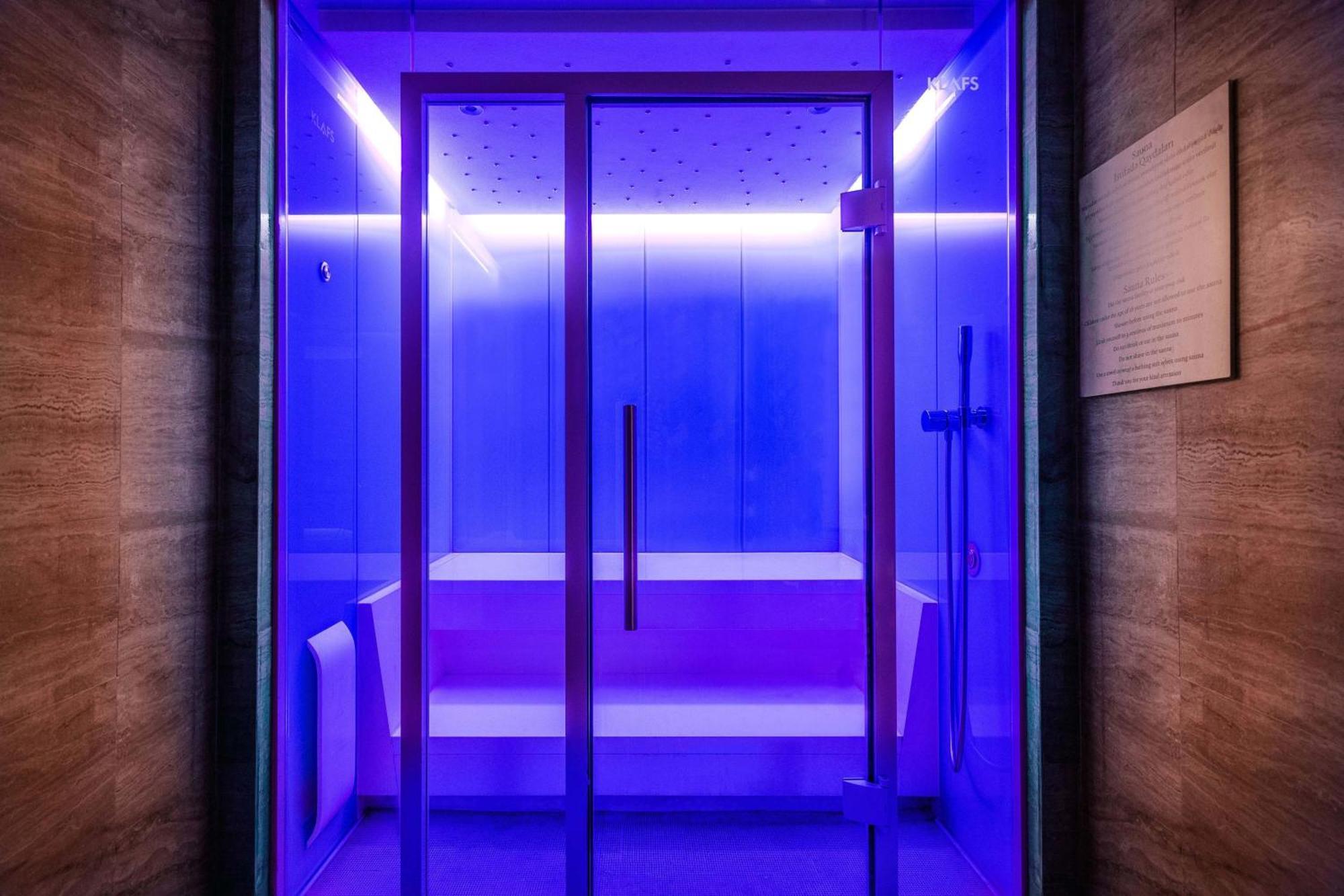 Sheraton Baku Intourist المظهر الخارجي الصورة A blue light spa
