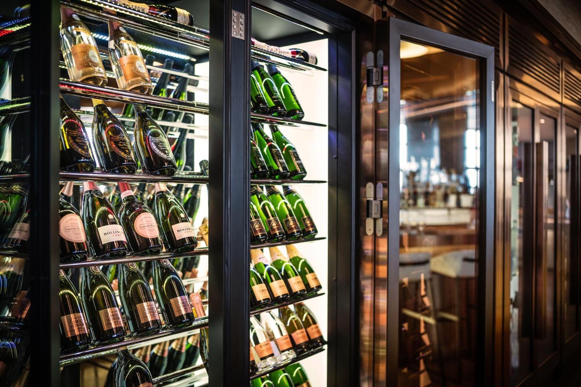 Sheraton Baku Intourist المظهر الخارجي الصورة Wine cooler