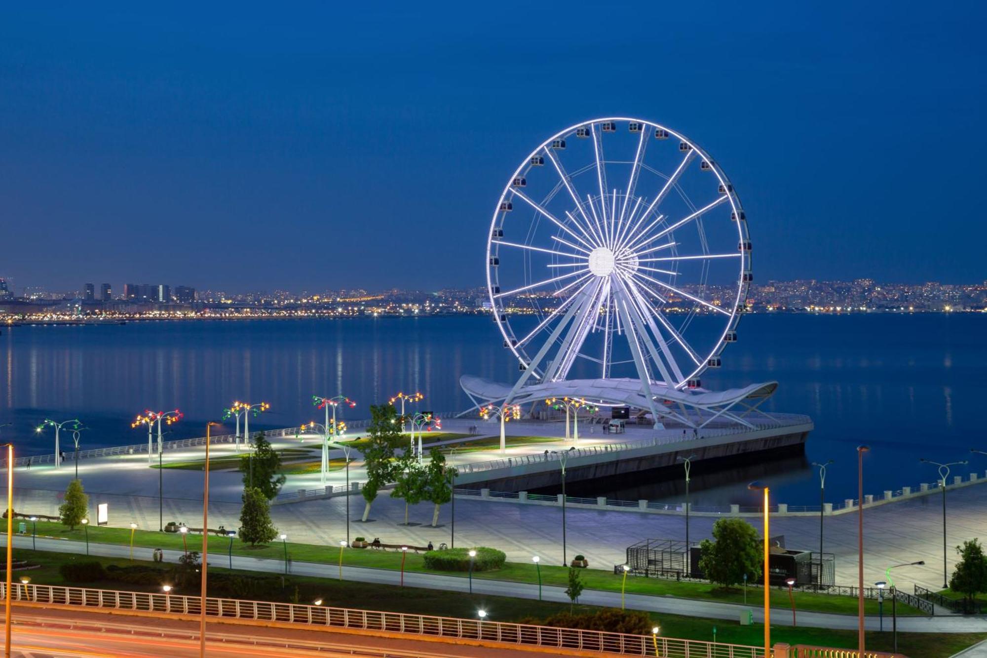 Sheraton Baku Intourist المظهر الخارجي الصورة The Ferris wheel at the park