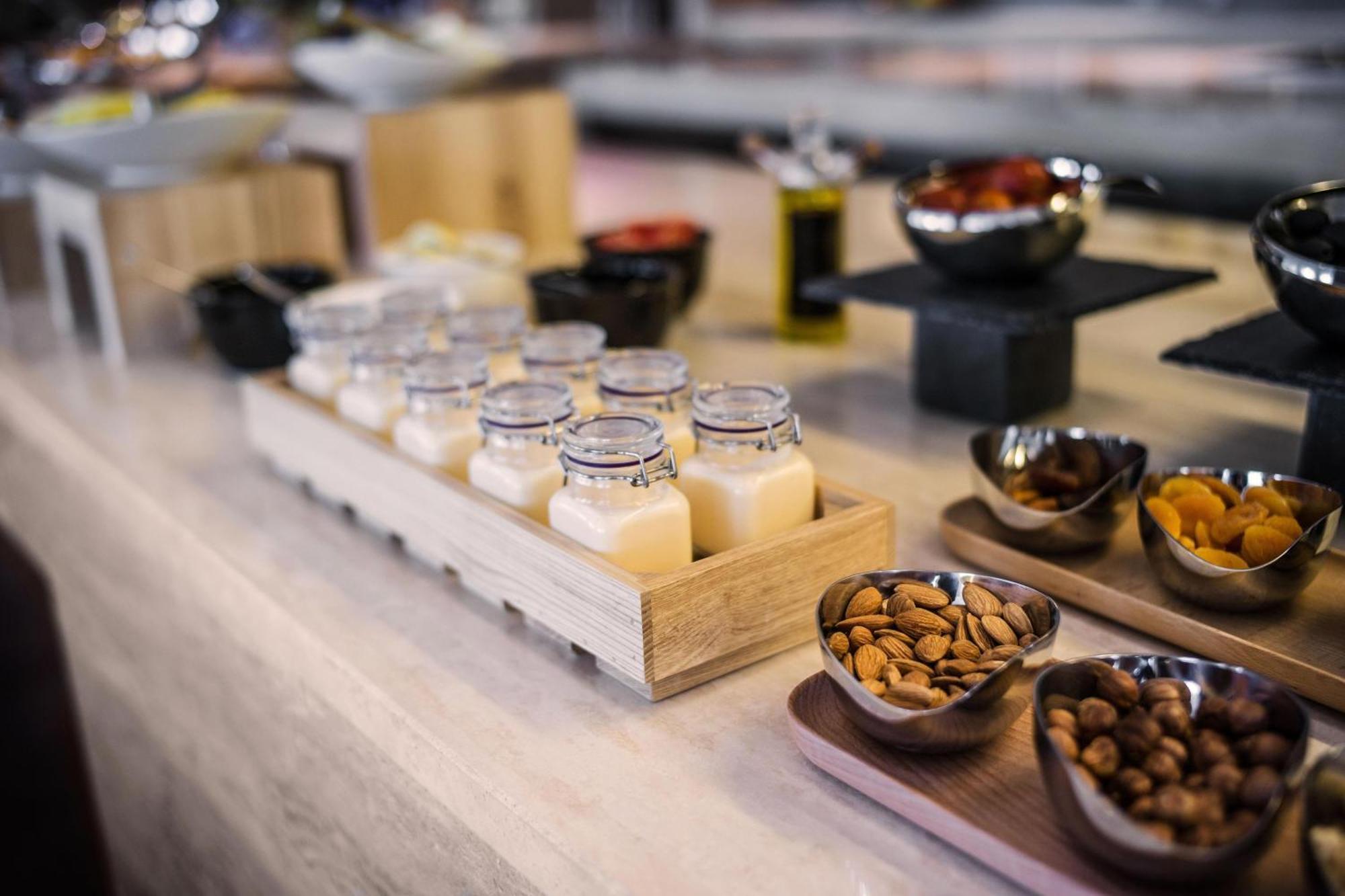 Sheraton Baku Intourist المظهر الخارجي الصورة A selection of snacks at a business lounge