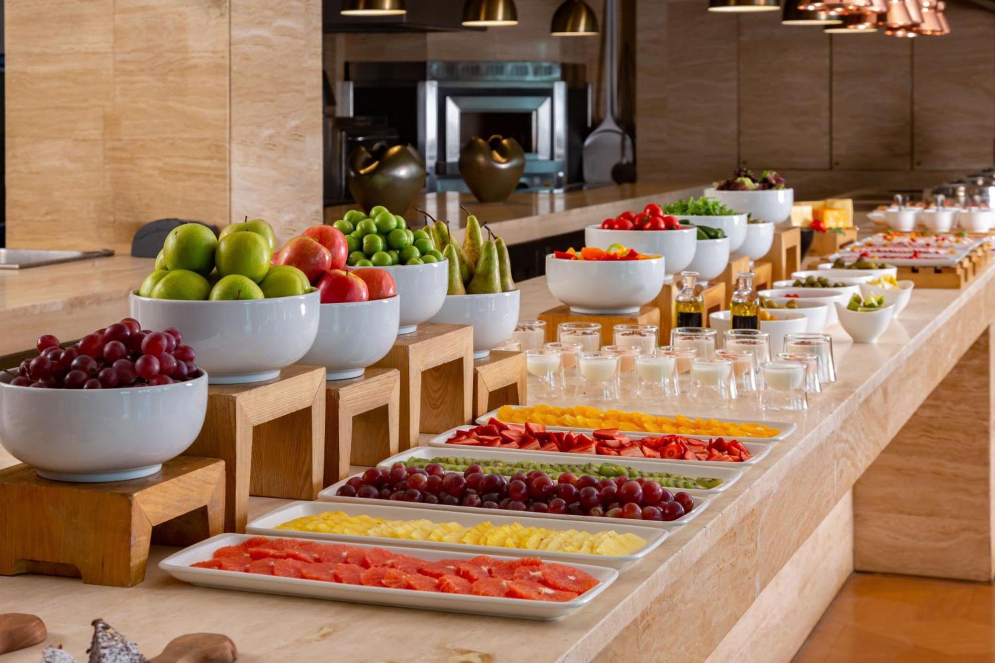 Sheraton Baku Intourist المظهر الخارجي الصورة A fruit salad bar