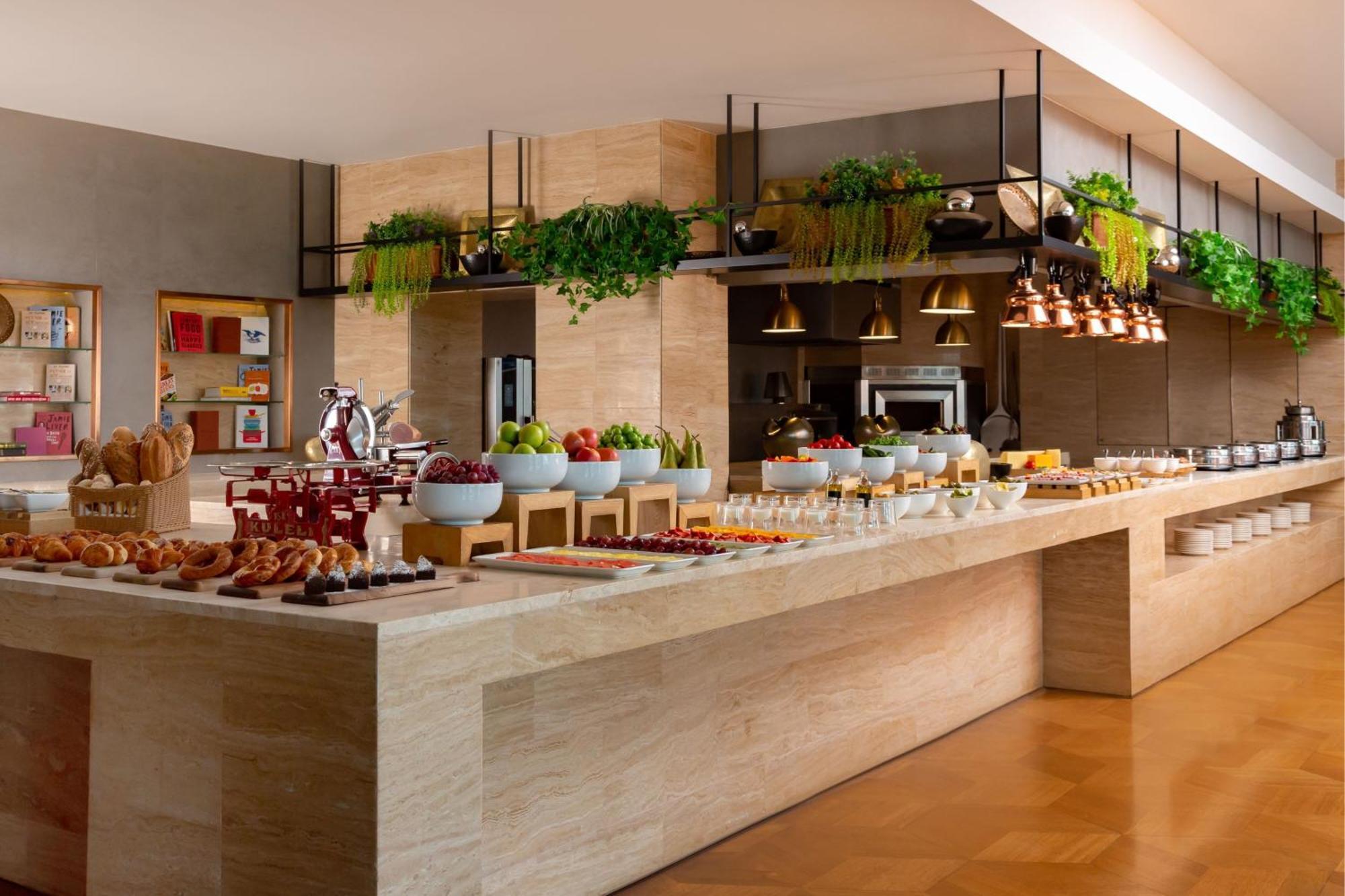Sheraton Baku Intourist المظهر الخارجي الصورة The buffet at the hotel