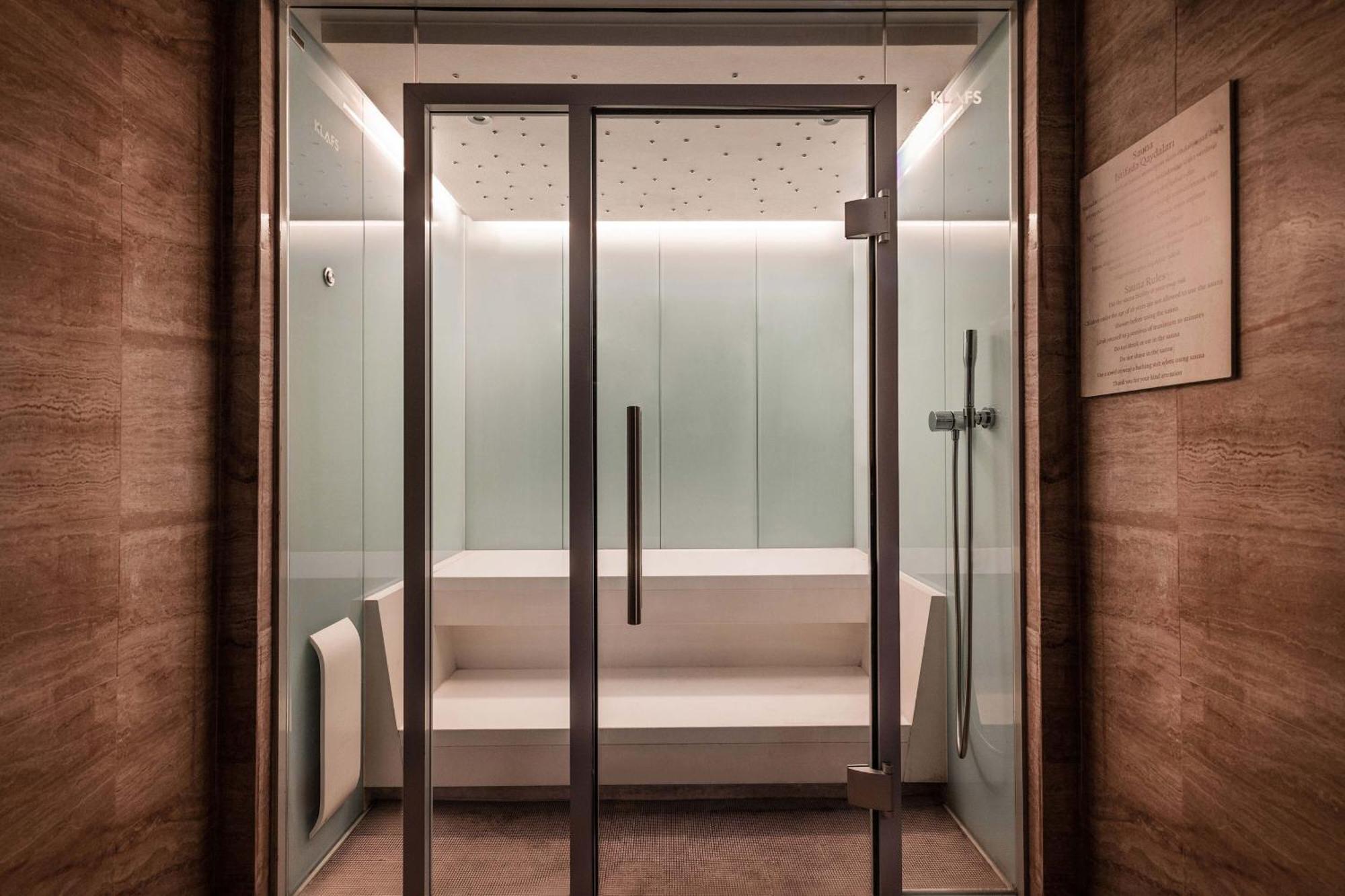 Sheraton Baku Intourist المظهر الخارجي الصورة A shower with a shower tray