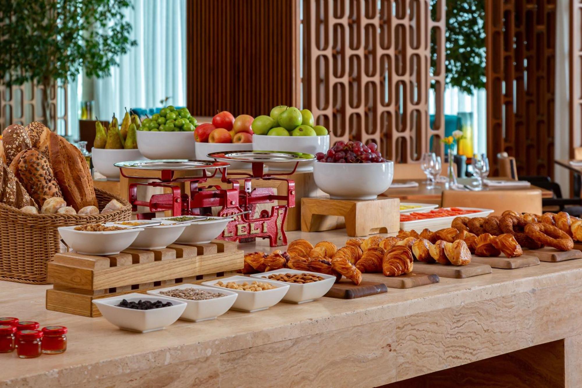 Sheraton Baku Intourist المظهر الخارجي الصورة A breakfast buffet at a hotel