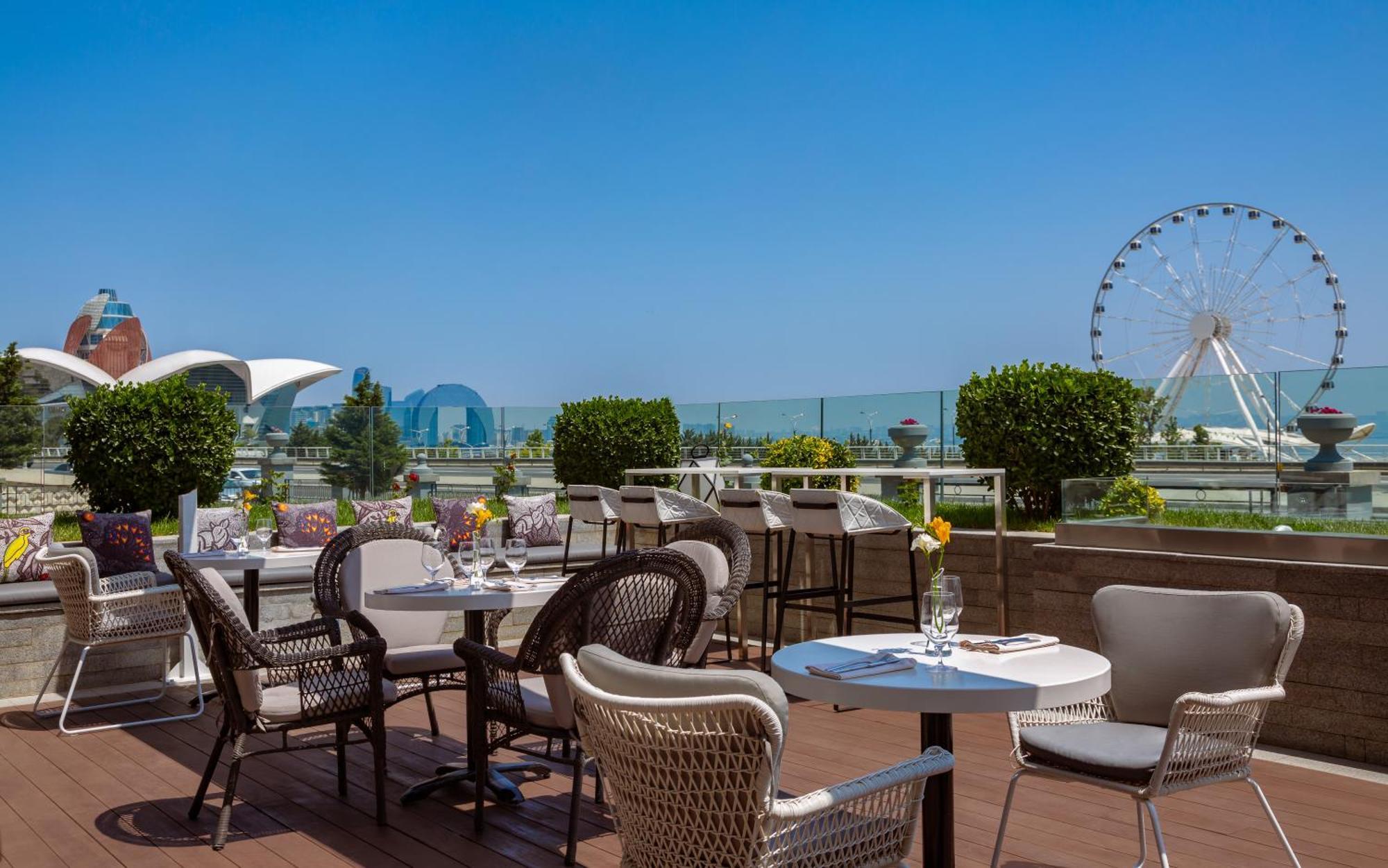 Sheraton Baku Intourist المظهر الخارجي الصورة The Sky Bar