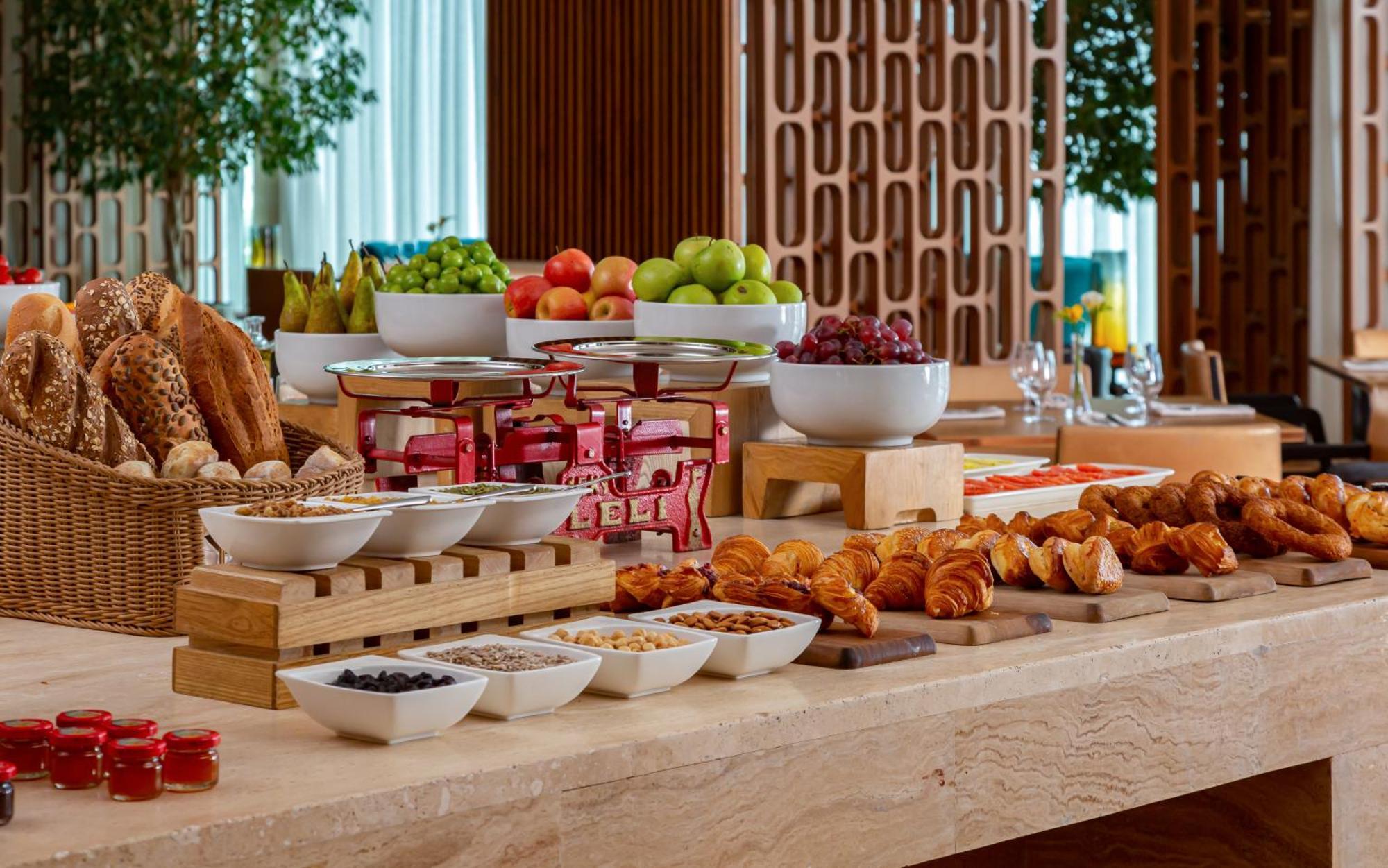 Sheraton Baku Intourist المظهر الخارجي الصورة A breakfast buffet