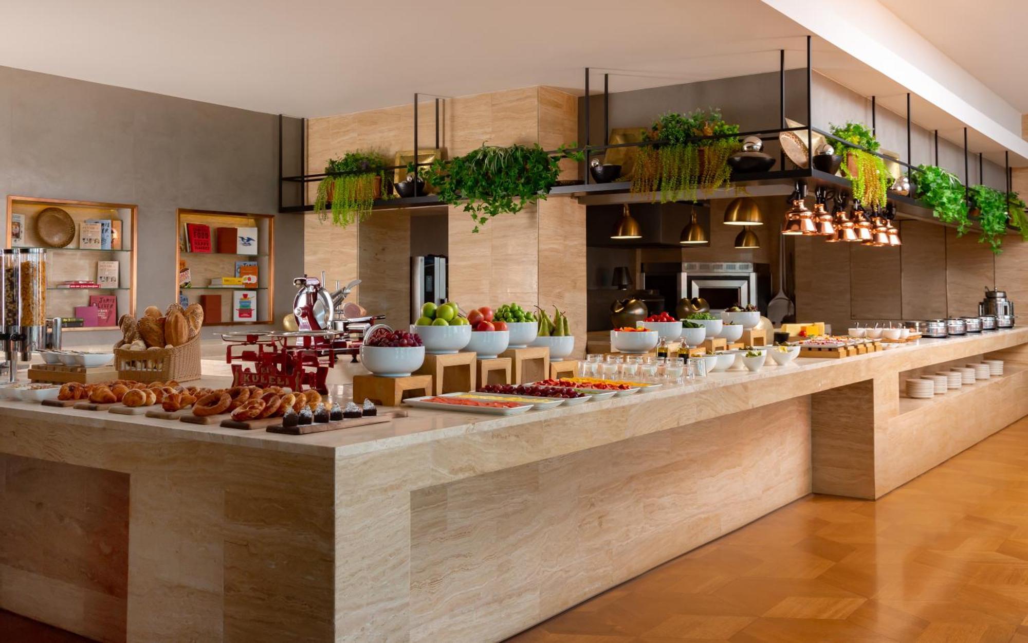 Sheraton Baku Intourist المظهر الخارجي الصورة The buffet at the hotel