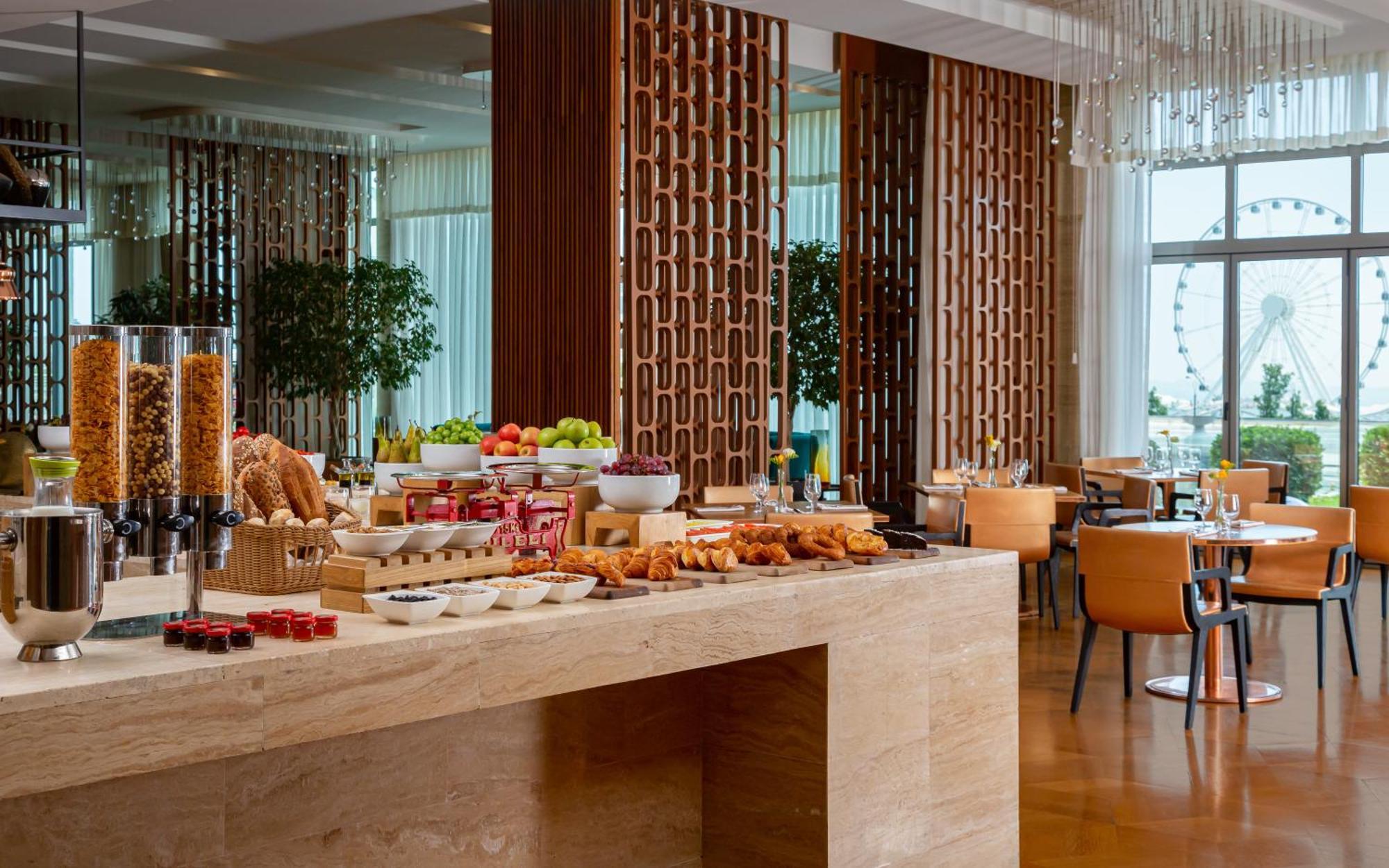Sheraton Baku Intourist المظهر الخارجي الصورة The Club Lounge at the Ritz-Carlton, DIFC