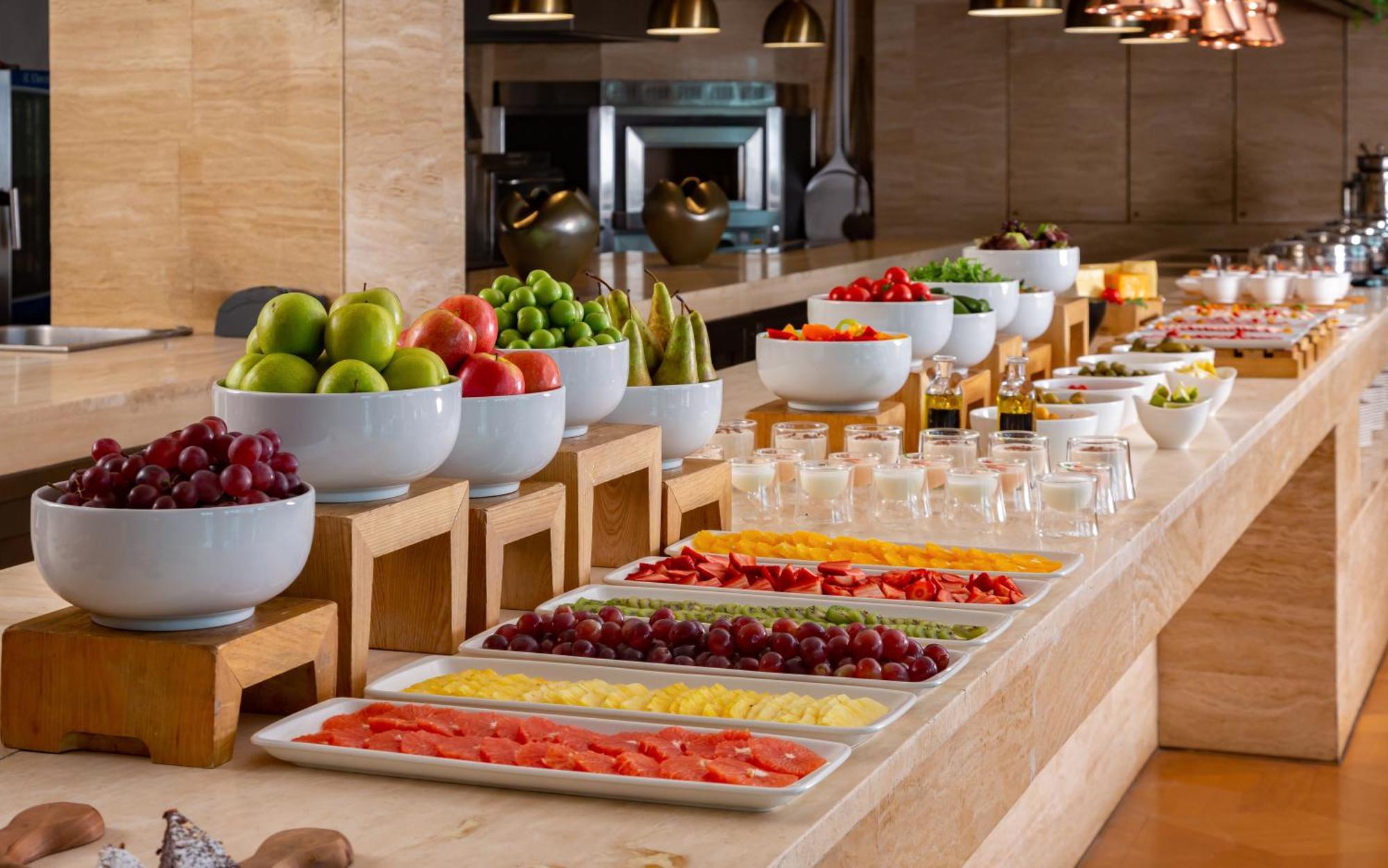 Sheraton Baku Intourist المظهر الخارجي الصورة A fruit salad bar