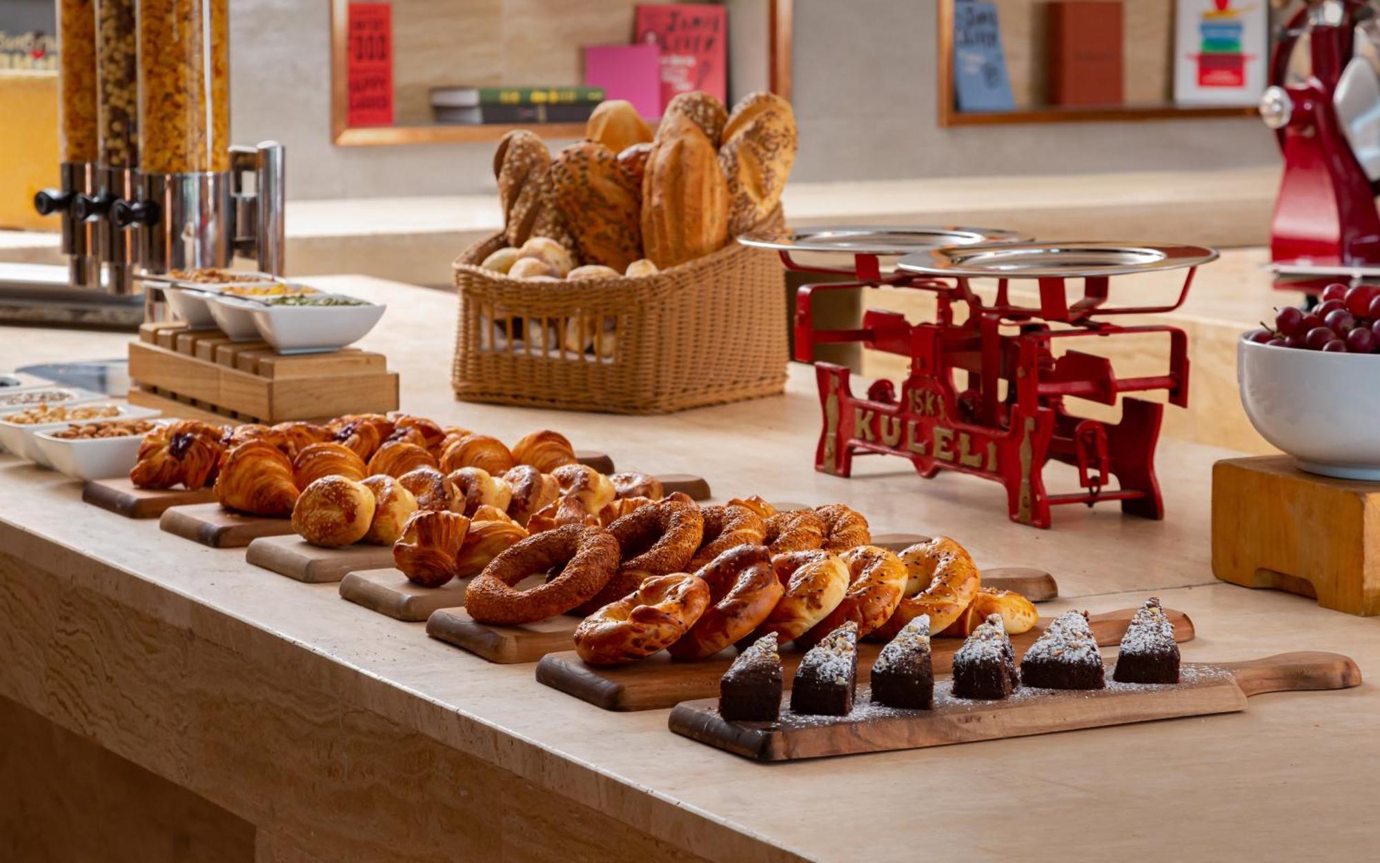 Sheraton Baku Intourist المظهر الخارجي الصورة A selection of breads and pastries at a buffet